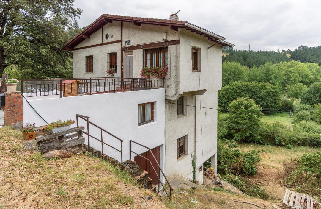 Edificio desde el que un bebé de veinte meses ha caído hoy, en principio accidentalmente, desde una altura de un cuarto piso en la localidad vizcaína de Güeñes.