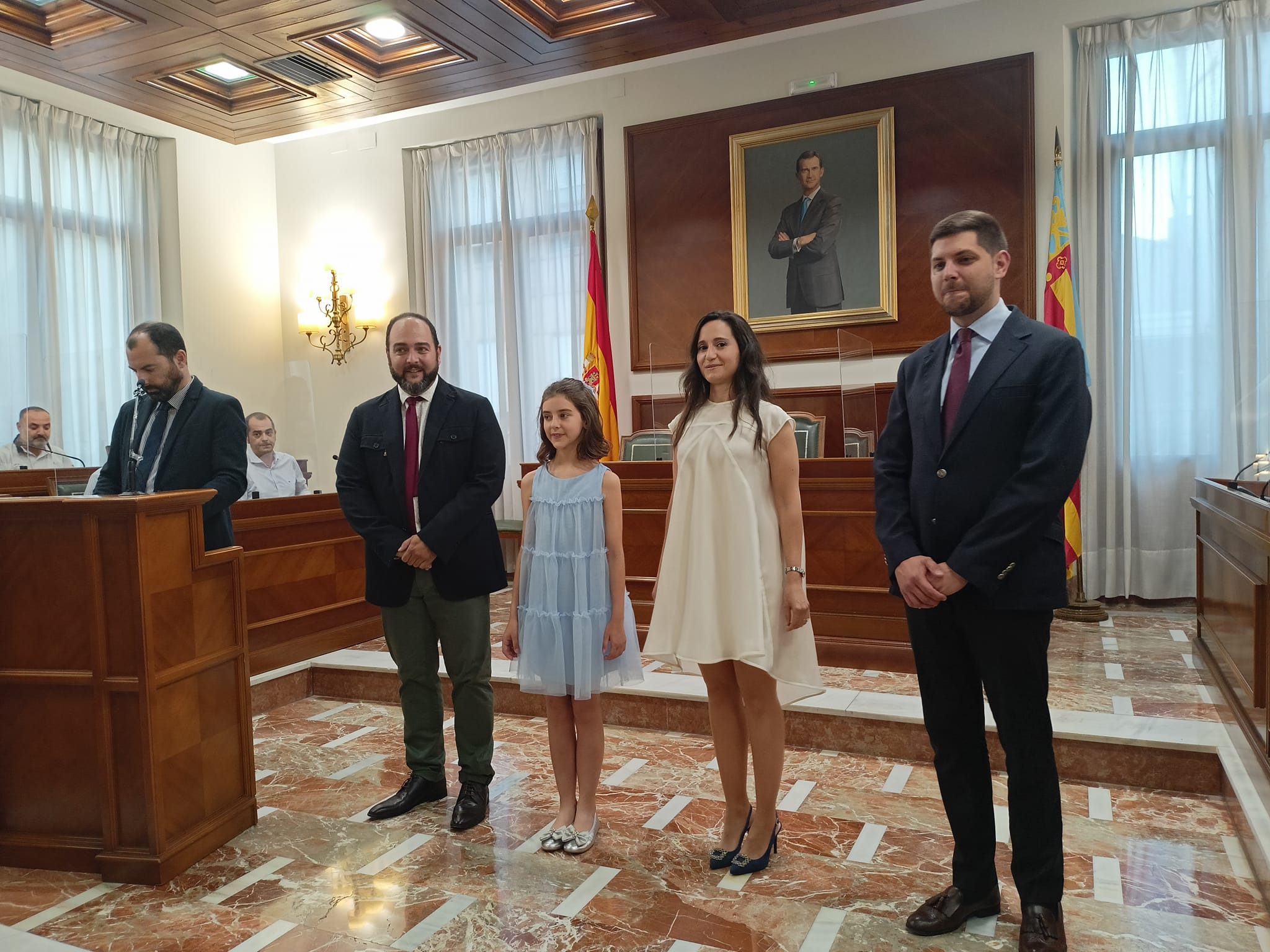 Marta y María en el momento de ser presentadas Falleras Mayores de Gandia ante la asamblea.