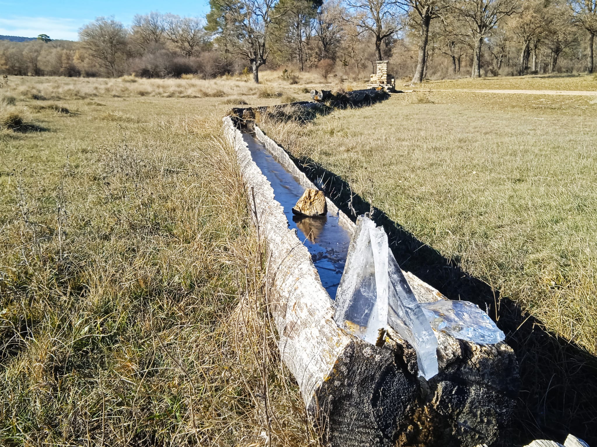 Bebedero de ganado ovino congelado por el efecto de las últimas heladas en Cuenca