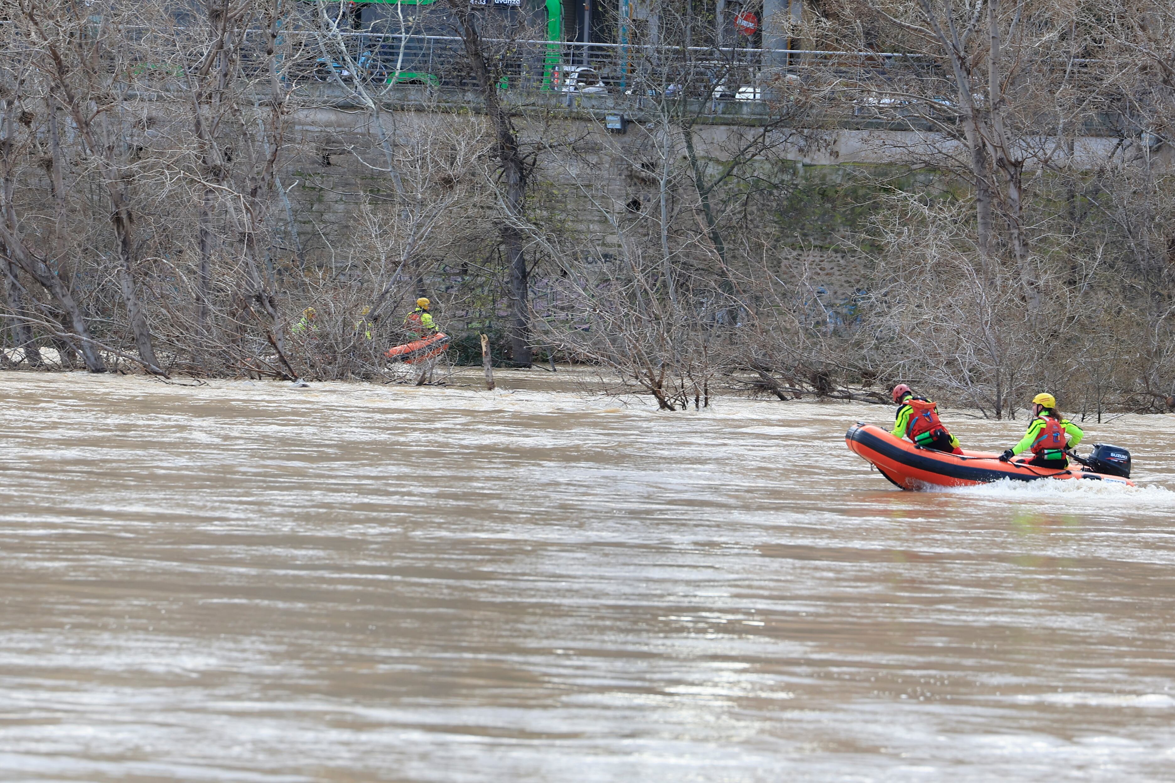 ZARAGOZA, 17/02/2026.- Bomberos de Zaragoza durante las labores de búsqueda en el río Ebro, de Pablo Cebolla Guerrero, el joven de 20 años desaparecido en la capital aragonesa tras ser visto por última vez en la madrugada del pasado viernes, día 13, EFE/ Javier Cebollada
