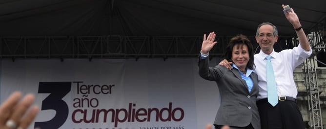 Fotografía de archivo del pasado mes de enero del presidente guatemalteco junto a su esposa durante un acto público en la plaza central de Ciudad de Guatemala