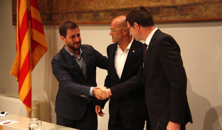 El consejero de Salud de la Generalitat, Toni Comín, el de Justicia, Carles Mundó, con Raül Romeva.