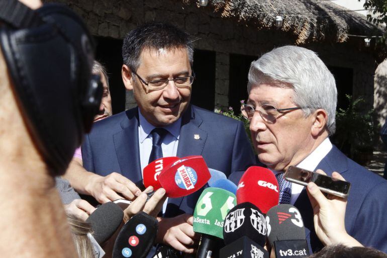 Los presidentes del Atlético de Madrid y Barcelona , Enrique Cerezo y Josep María Bartomeu antes de la comida celebrada antes del partido de Liga.