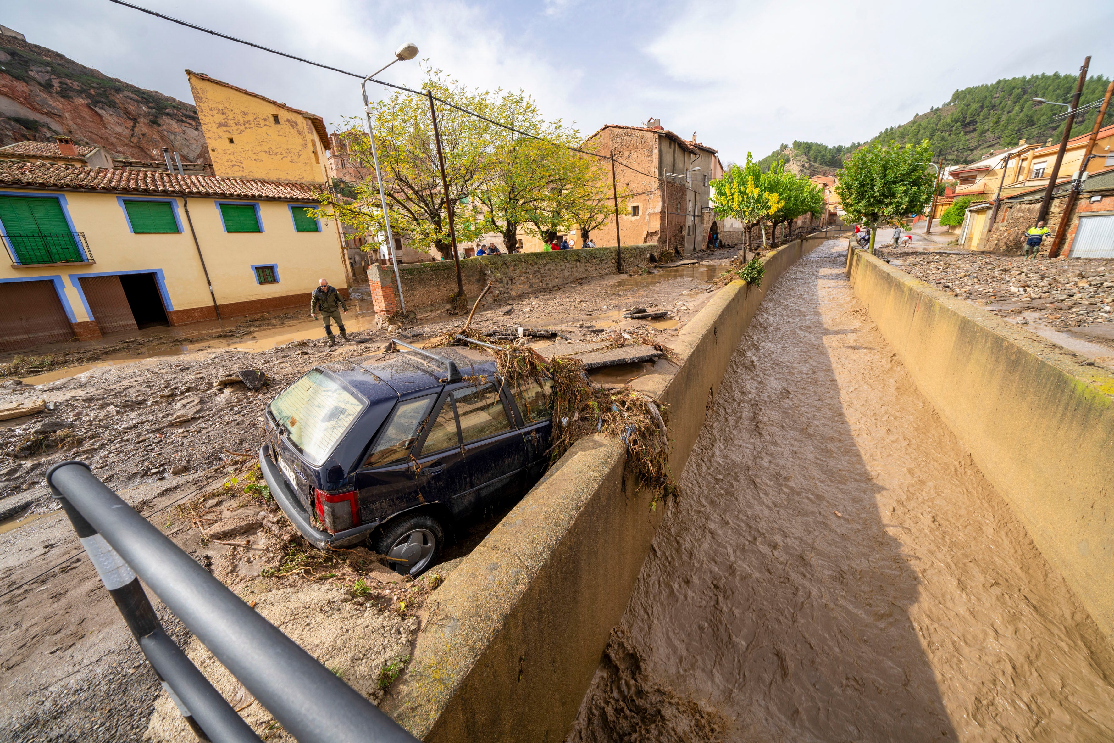 MONTALBÁN (TERUEL), 30/10/2024.- Varias viviendas de la localidad turolense de Montalbán han tenido que ser desalojadas por las afecciones provocadas por el desbordamiento del río Martín a su paso por la localidad. La dana que castiga con especial intensidad a Valencia y Albacete, con 62 fallecidos hasta el momento, también se ceba desde esta madrugada en varias poblaciones de la provincia de Teruel, donde se han producido desbordamientos de ríos, inundaciones de calles y de pisos y cortes en la red de carreteras. EFE/ Antonio García
