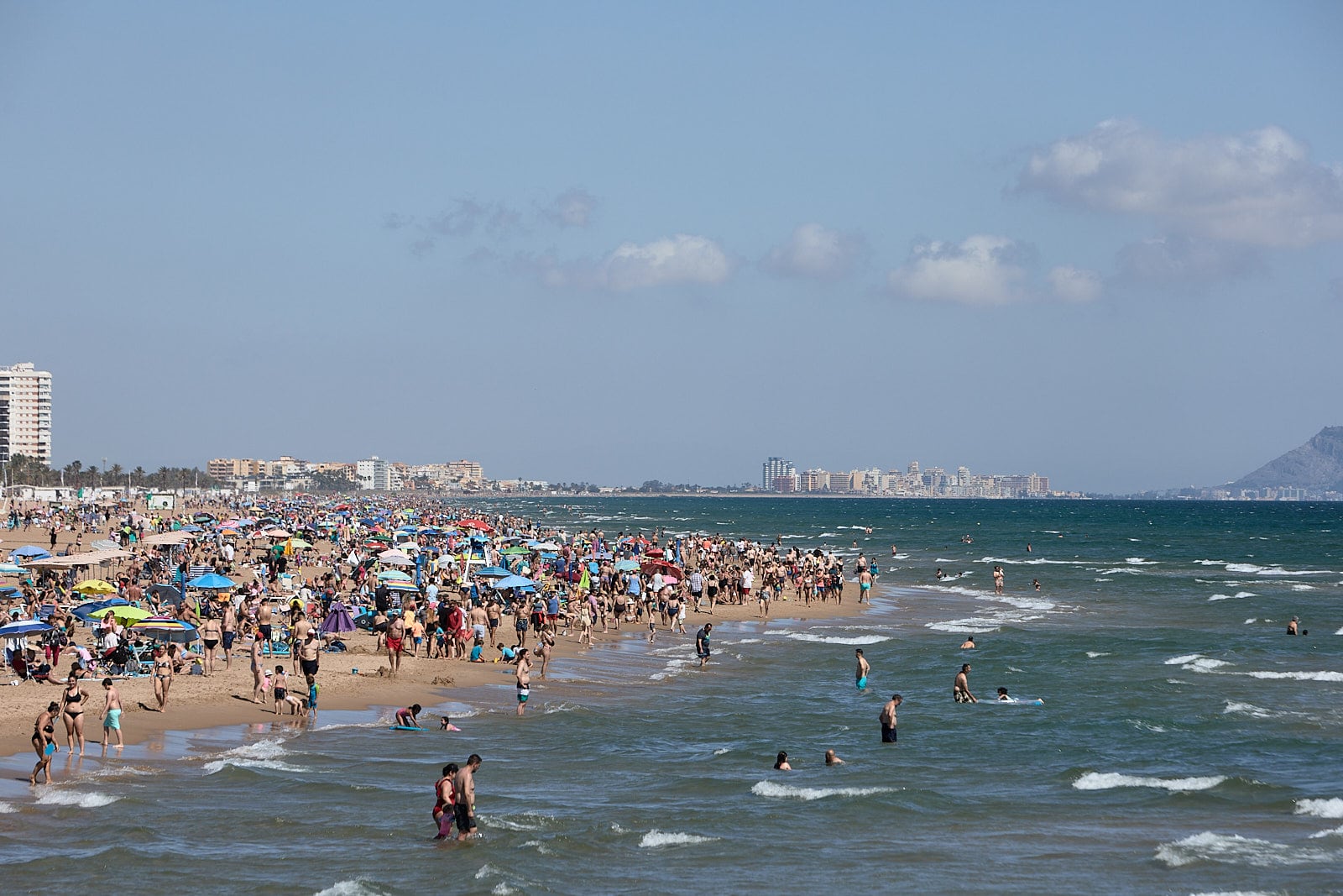 La playa de Gandia con bañistas.