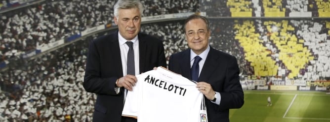 El italiano Carlo Ancelotti posa con su camiseta junto al presidente del Real Madrid, Florentino Pérez, al ser presentado hoy como nuevo entrenador del equipo para las próximas tres temporadas