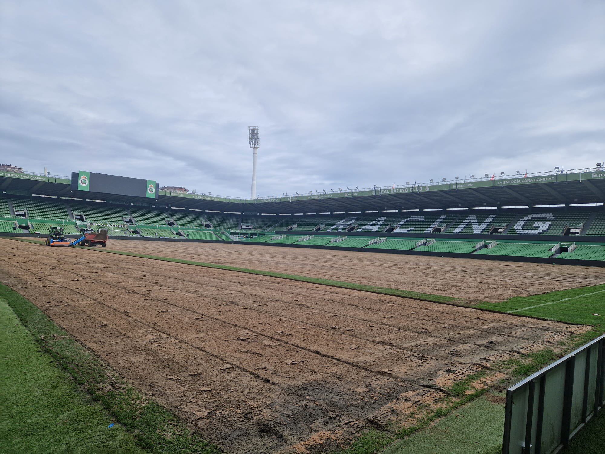 Foto de las obras del césped en Los Campos de Sport de El Sardinero | Cuenta de x del Real Racing Club de Santander