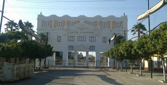 Portada de la feria en uno de los laterales del recinto de Cortijo de Torres