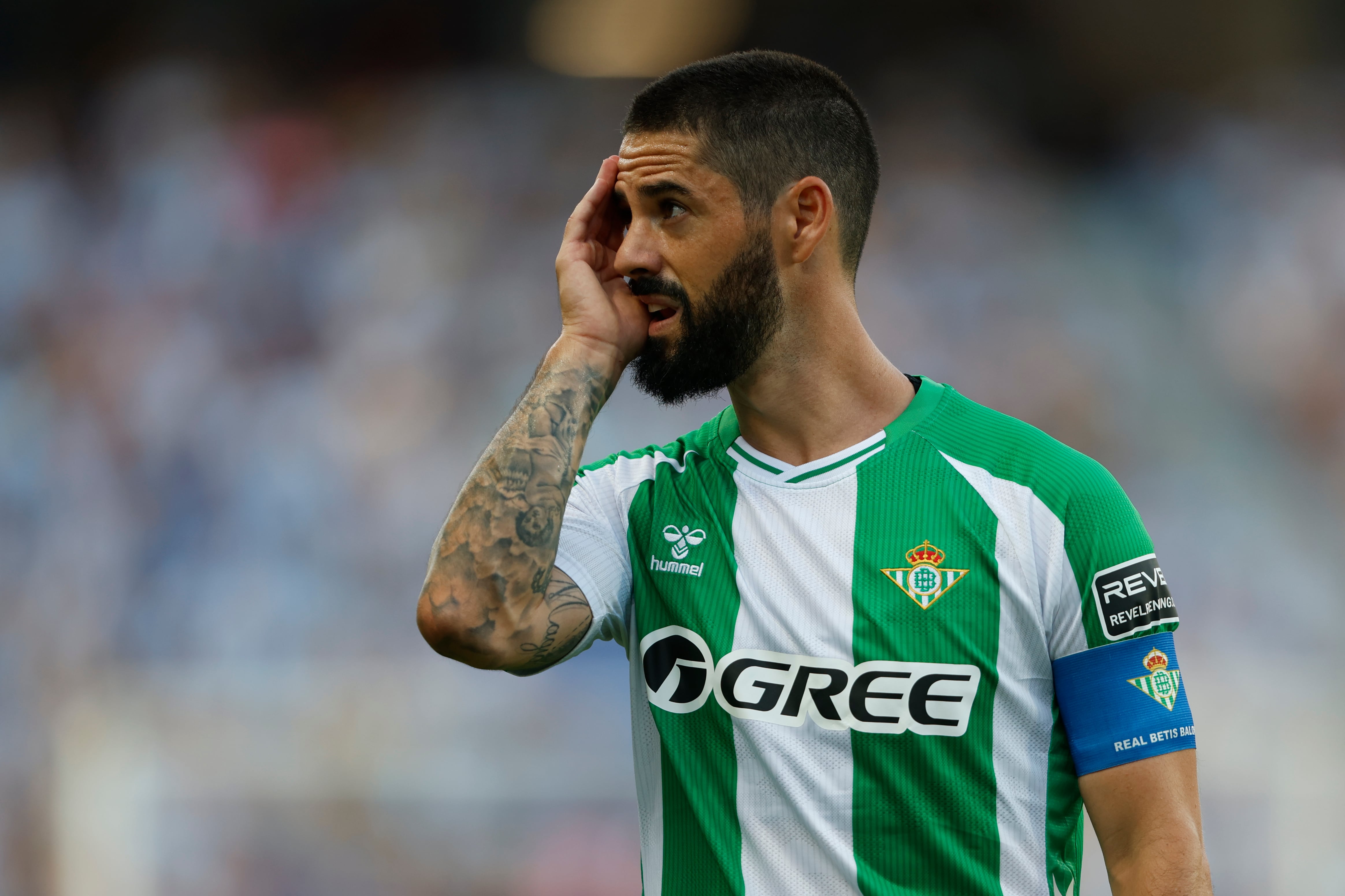 MÁLAGA, 09/08/2025.- El centrocampista del Betis Isco Alarcón durante el partido del Torneo Costa del Sol que Málaga CF y Real Betis disputan hoy sábado en el estadio de La Rosaleda. EFE/Jorge Zapata