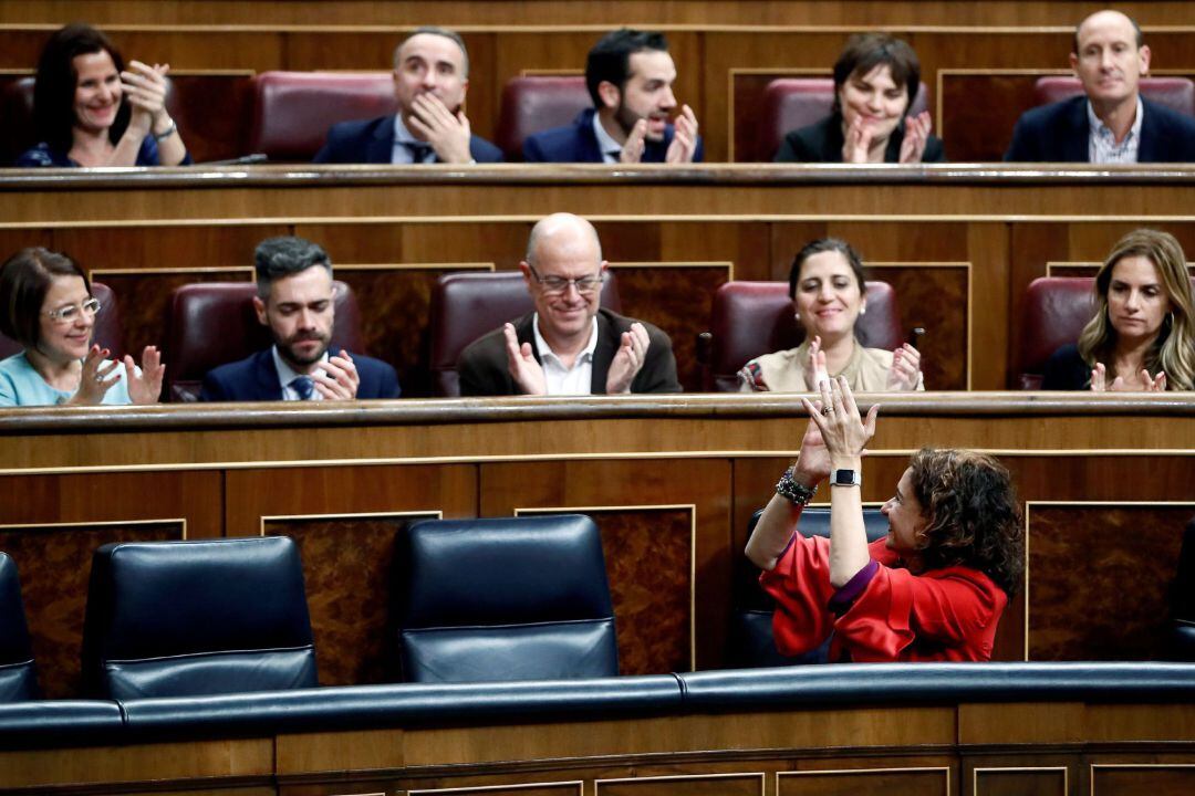  La ministra de Hacienda, María Jesús Montero (c), aplaude junto a sus compañeros de partido durante el pleno del Congreso 