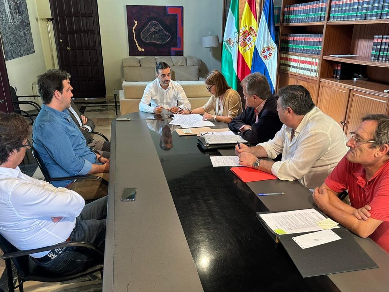 José Antonio Díaz durante la firma de la venta forzosa