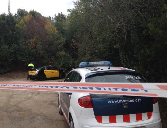 Agents de l'Àrea d'Investigació Criminal de Barcelona ja són al lloc on ha estat localitzat el cos