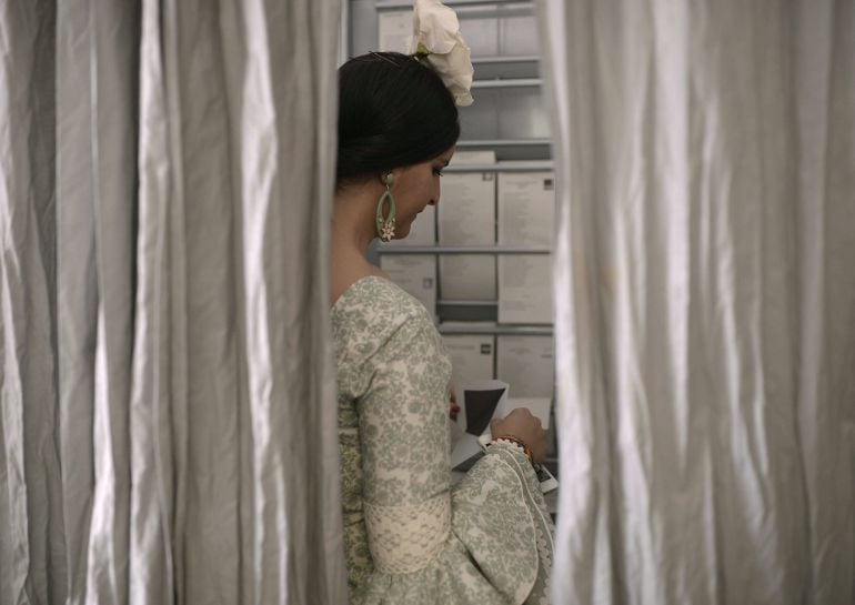 GRA388. CÓRDOBA, 24/05/2015.- Una mujer prepara sus papeletas antes de votar en el colegio electoral Eduardo Lucena de Córdoba, durante los comicios municipales que se celebran hoy. EFE/Rafa Alcaide