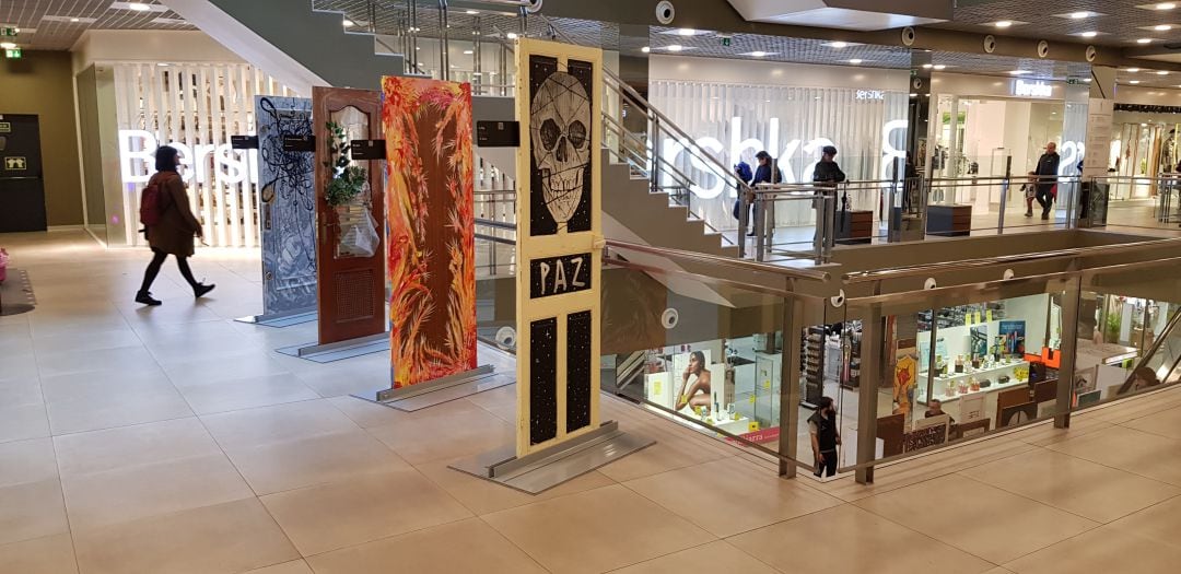 Exposición Puertas instalada en el C.C. Mendibil. 