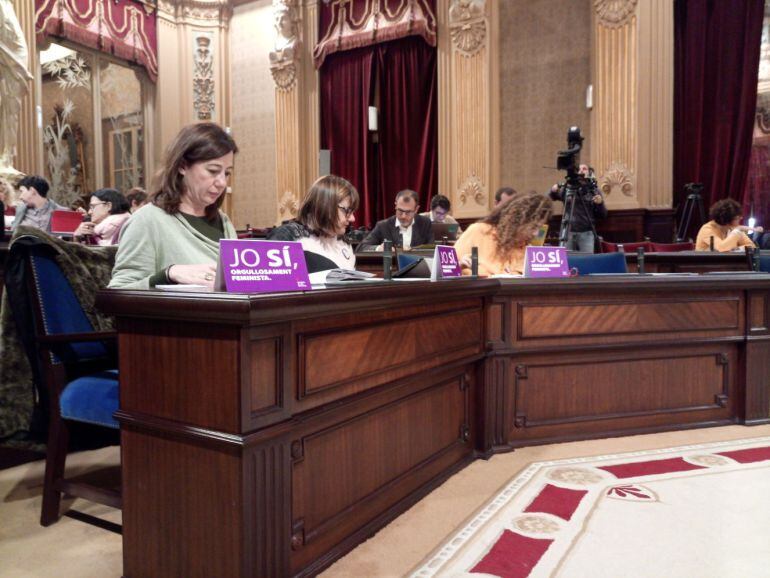 Este martes los diputados del Parlament tenían sobre la mesa carteles morados con el lema &quot;Jo sí, orgullosament feminista&quot;.