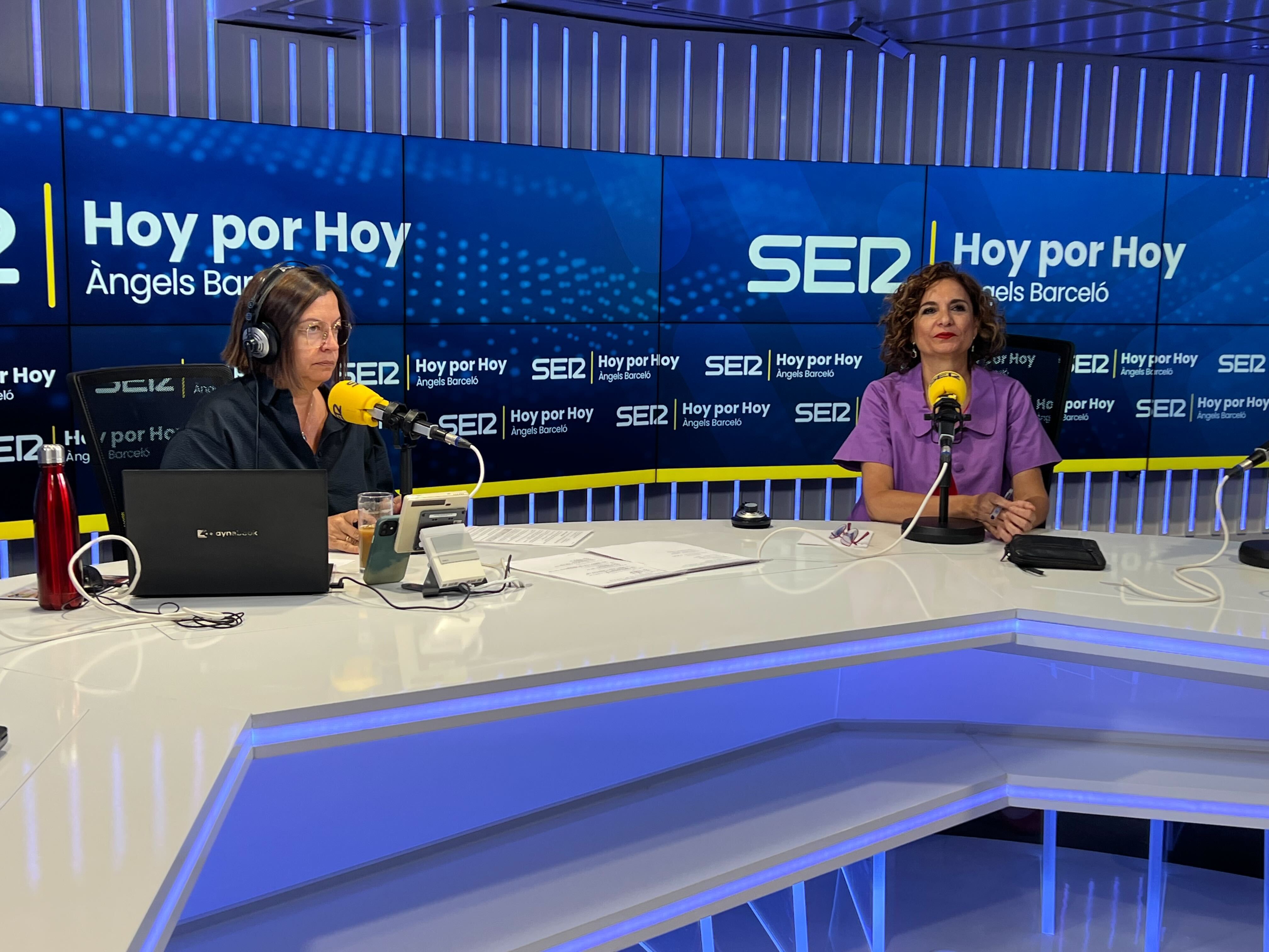 María Jesús Montero, en los estudio de la SER poco antes de la entrevista en &#039;Hoy por hoy&#039;