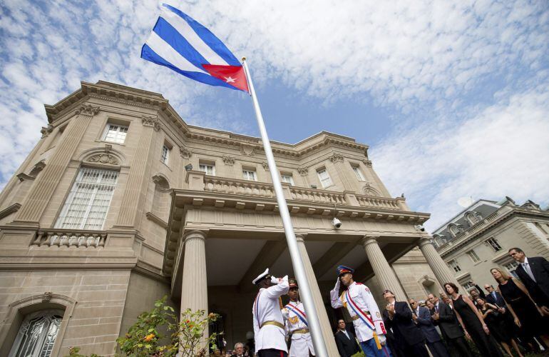 El canciller cubano, Bruno Rodríguez, tras izar la bandera nacional en la que será la embajada del país en Washington.