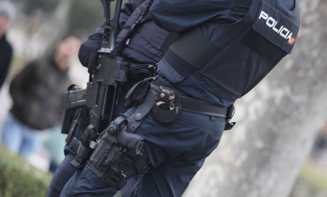 Dos agentes de la Policía Nacional.