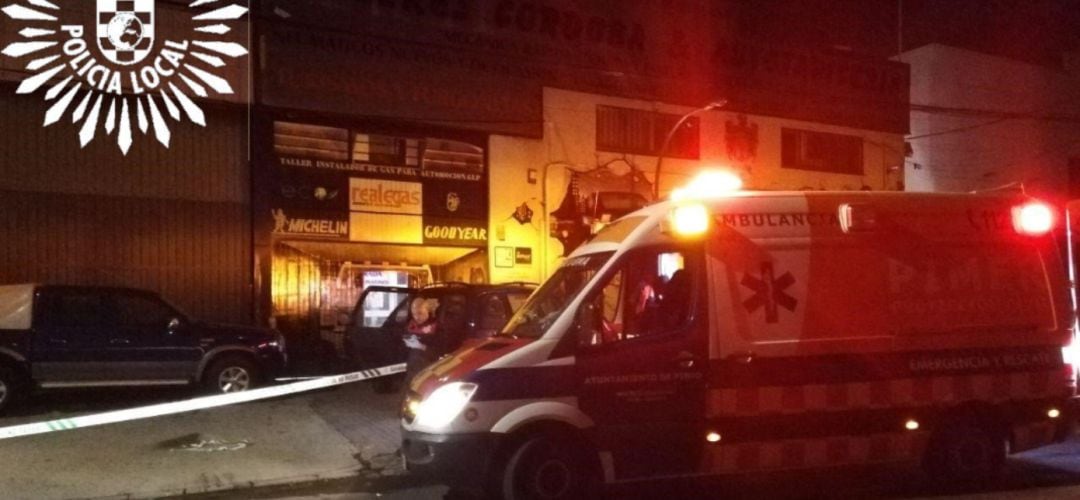 Una ambulancia frente al taller mecánico