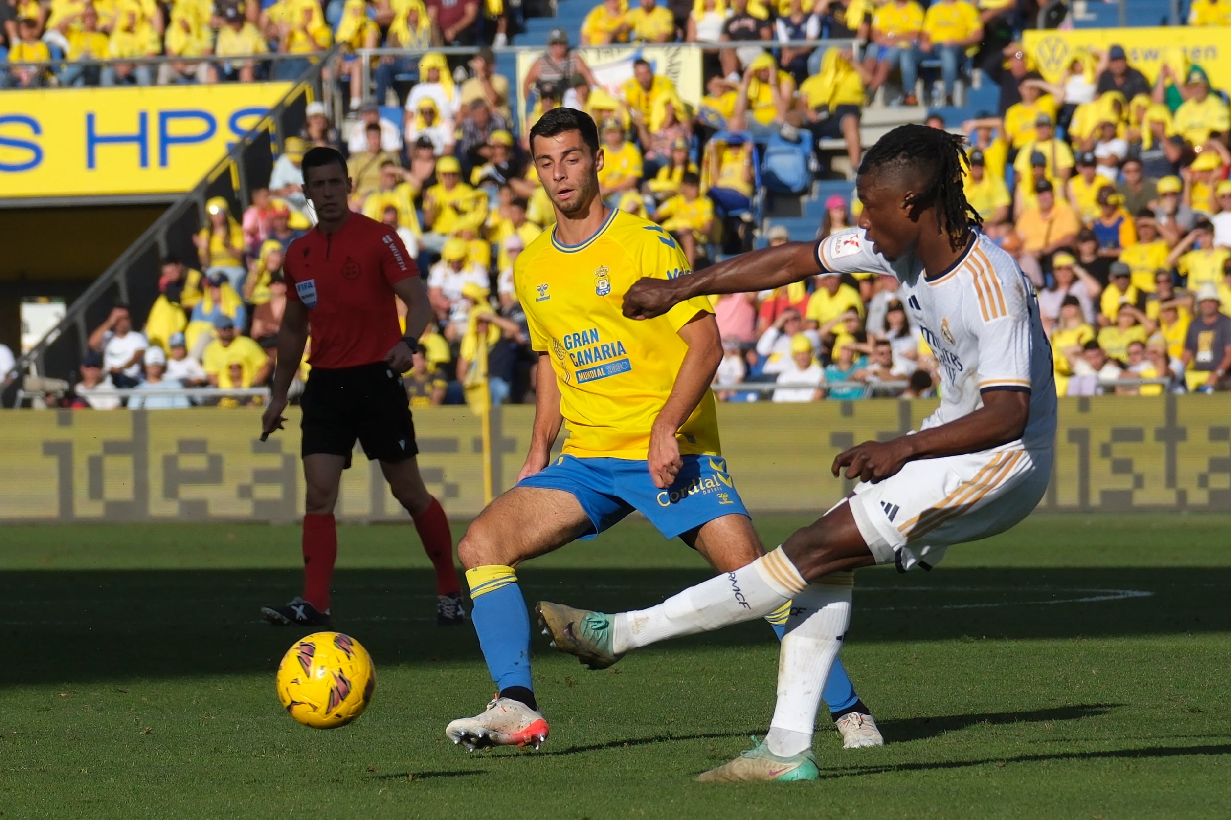 LAS PALMAS DE GRAN CANARIA, 27/01/2024.- El centrocampista francés del Real Madrid Eduardo Camavinga (d) durante el partido de la jornada 22 de LaLiga EA Sports entre la U.D. Las Palmas y el Real Madrid, este sábado en el estadio de Gran Canaria, en Las Palmas de Gran Canaria. EFE/ Ángel Medina G.
