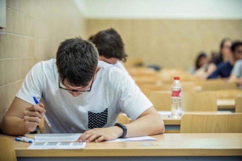 Universitario realizando un examen.