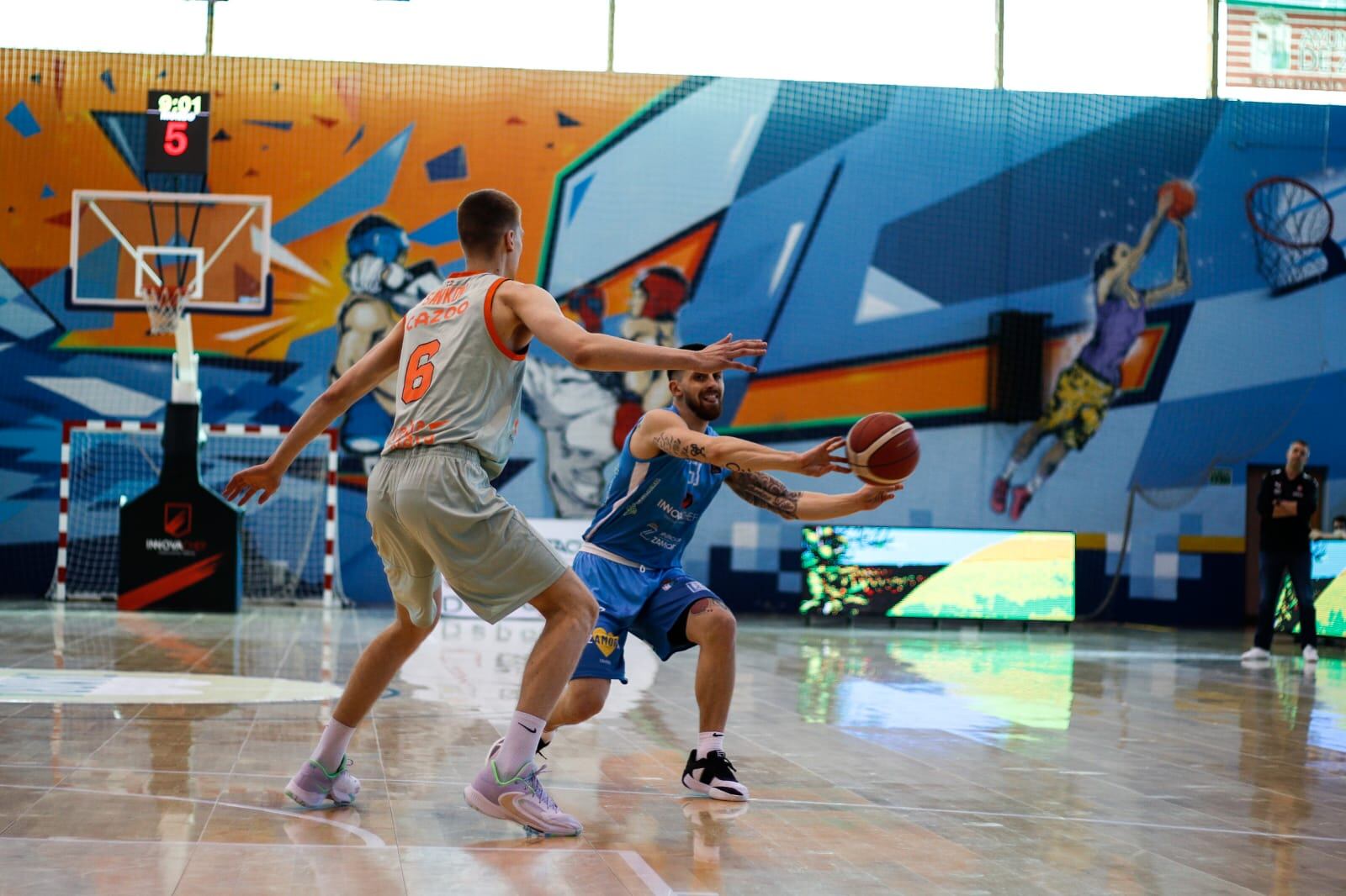 Luke Moyer con la bola