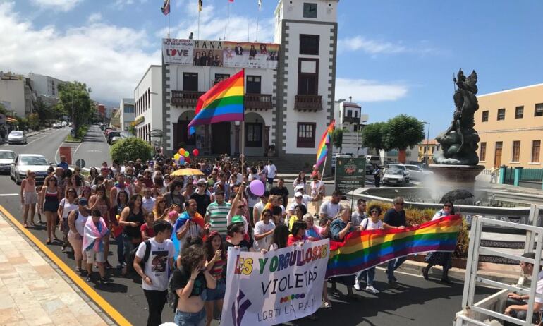 La marcha por las calles de Tazacorte representan un hito histórico en La Palma: es la primera manifestación LGTBI registrada en la isla en su historia