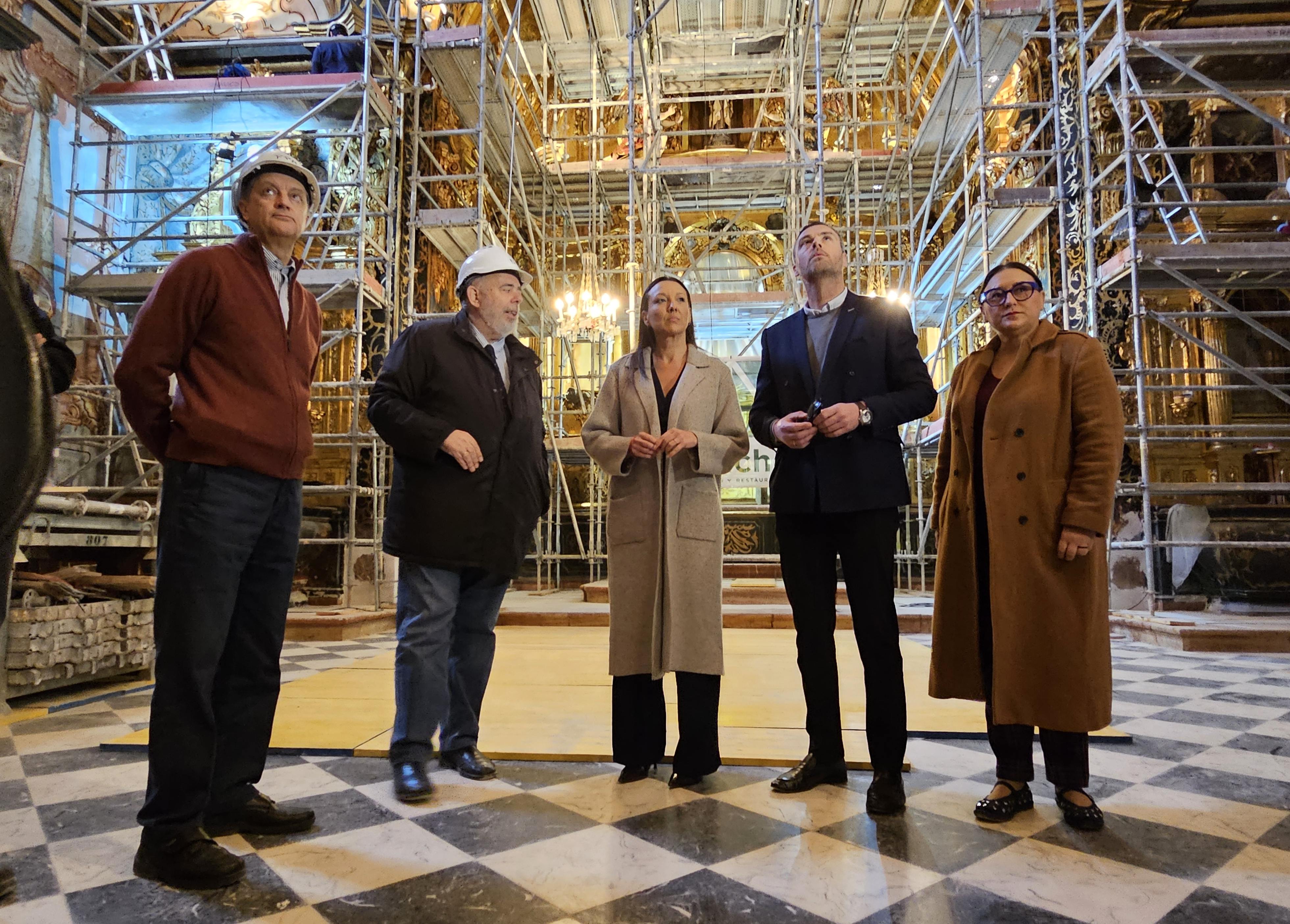 La consejera de Cultura y el alcalde de Caravaca junto a los técnicos, visitando las obras del Convento de San José