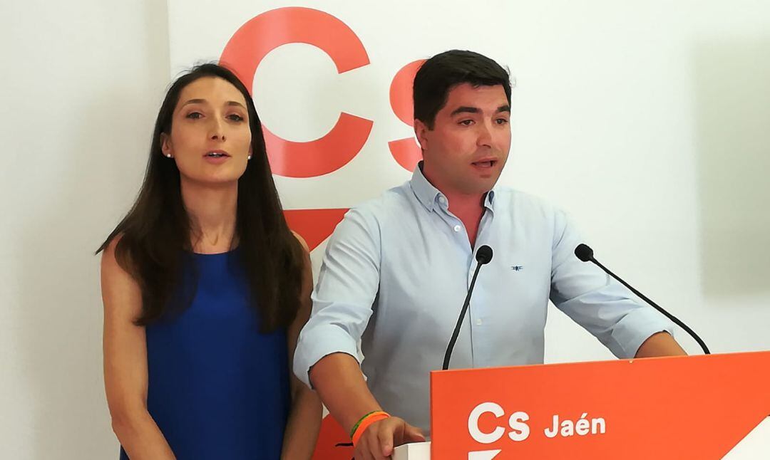 Mónica Moreno y Enrique Moreno durante la rueda de prensa