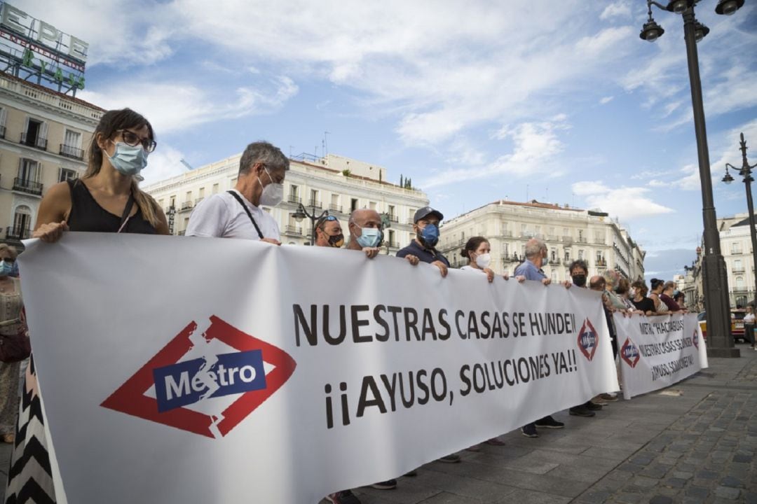 Vecinos de San Fernando de Henares protestando por la situación de sus viviendas en la Puerta del Sol. 