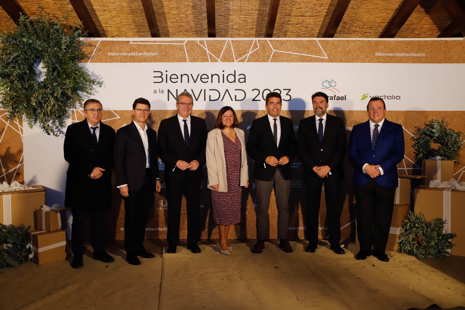 El presidente del grupo Vectalia, Antonio Arias, acompañado, entre otros, del alcalde, Luis, Barcala, del presidente provincial, Toni Pérez, y del president de la Generalitat, Carlos Mazón, en el cóctel solidario del pasado año