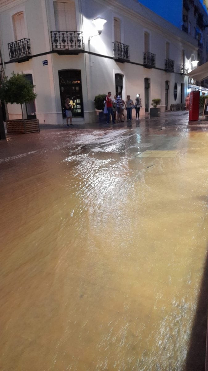 Fuga de agua, inundando parcialmente la Plaza Villarreal de Puertollano