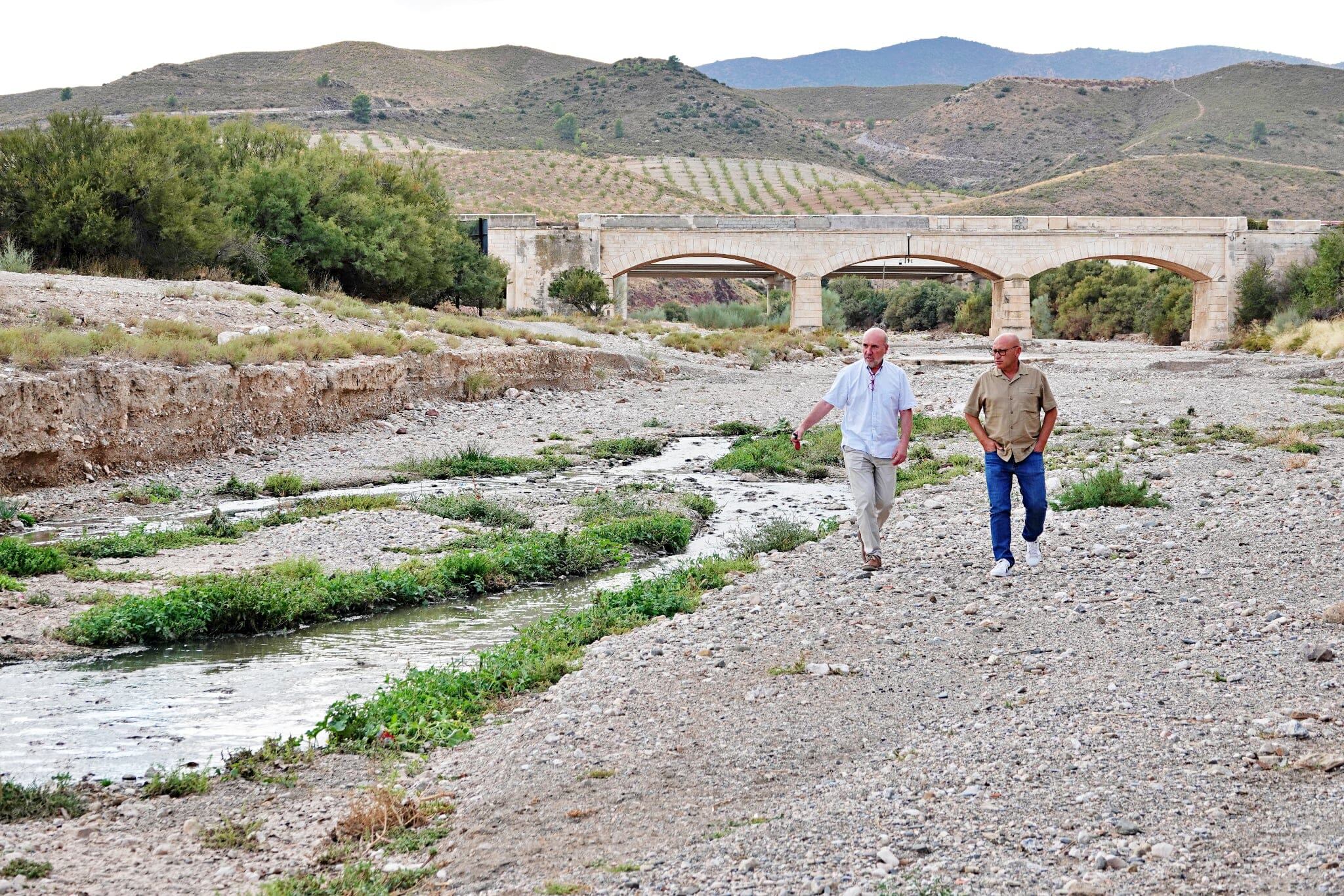 Pedro Sosa y José Luis Álvarez visitam el río Vélez