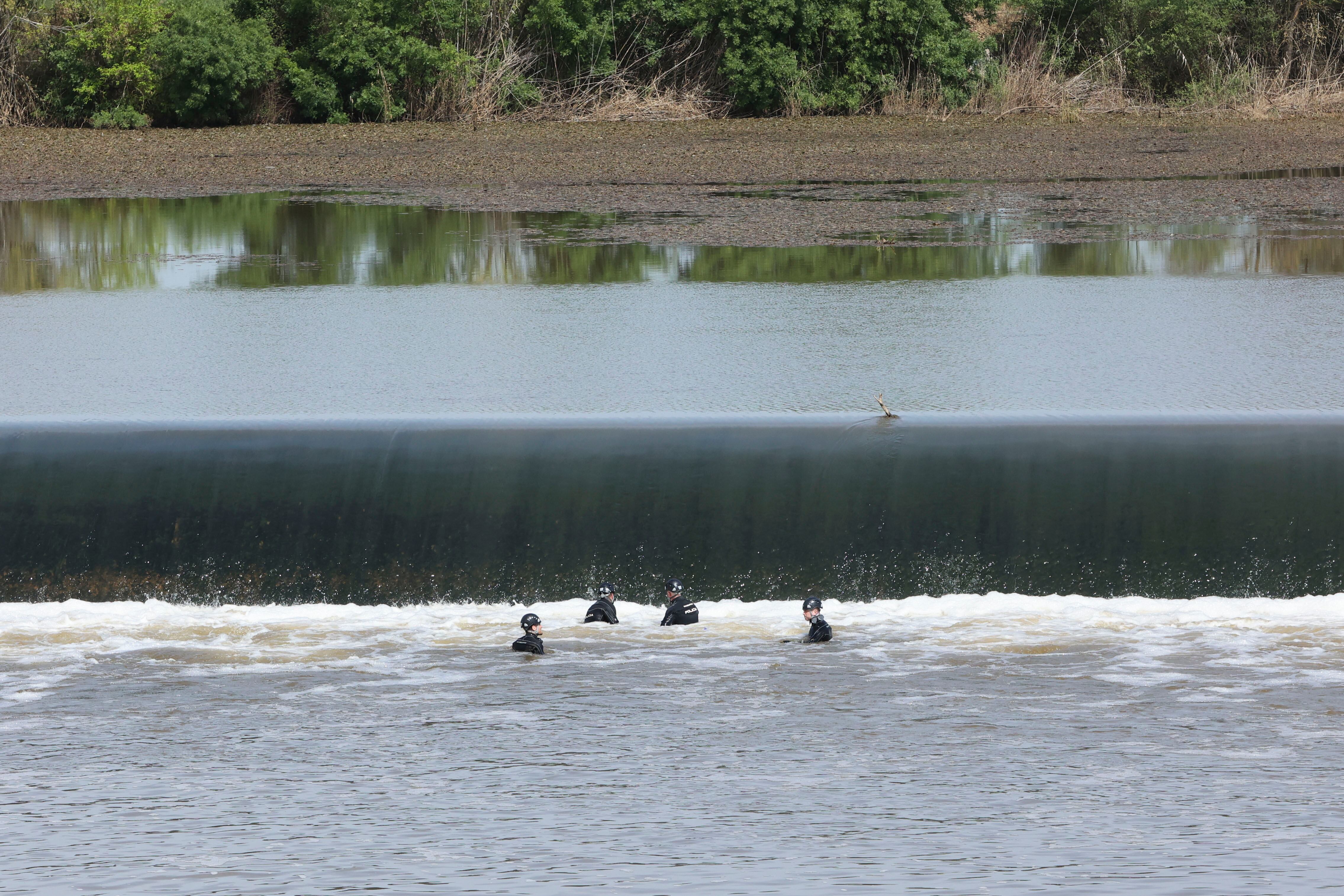 BADAJOZ, 21/03/2024.- Miembros de los equipos de rescate trabajan en las labores de búsqueda del niño de 13 años desaparecido en aguas del río Guadiana en Badajoz, en la tarde de este pasado miércoles. El menor desapareció cuando se bañaba en un tramo del río próximo al azud de Las Crispitas y conocido como 'La Pesquera'. EFE/ Jero Morales