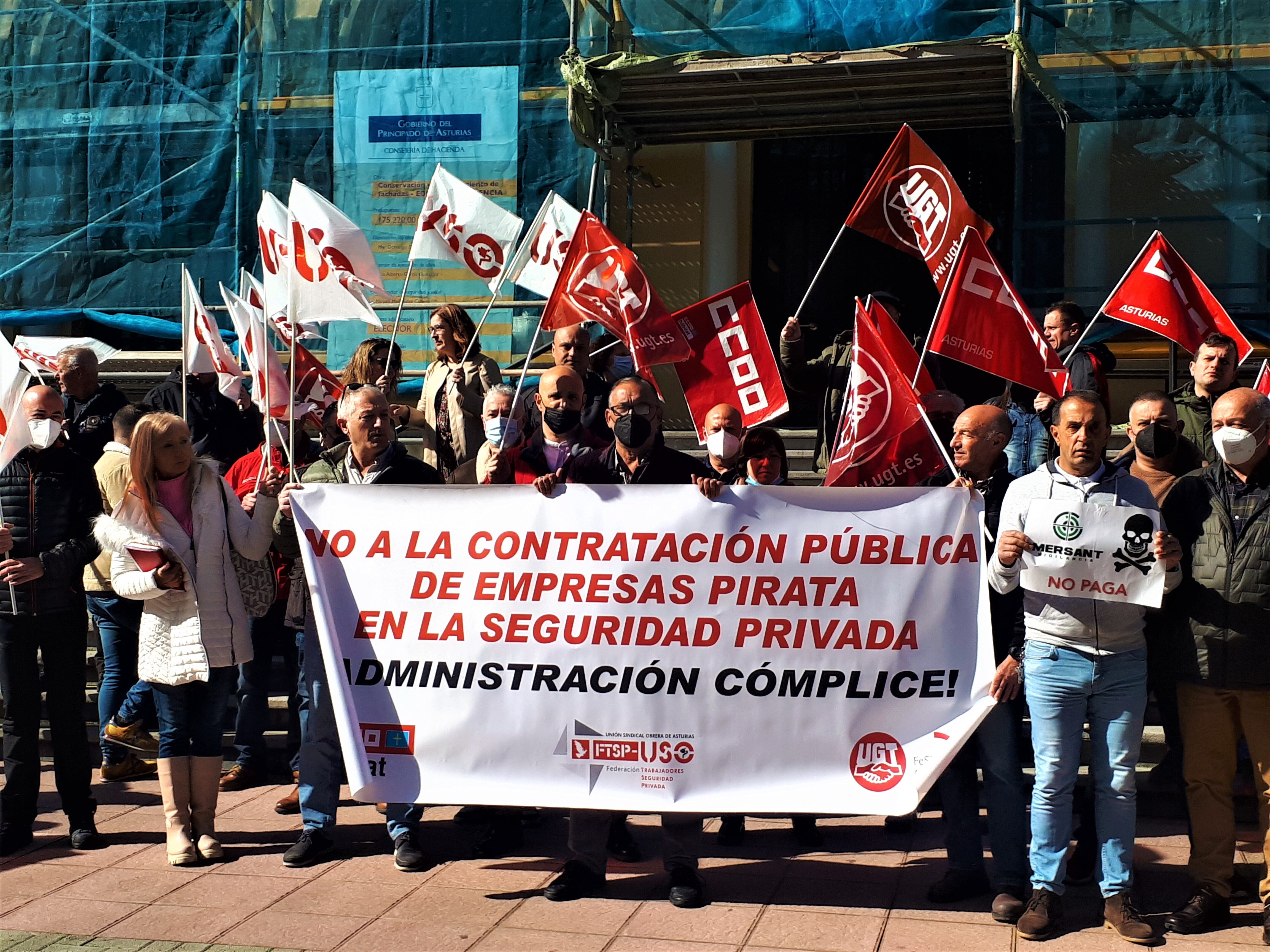 Trabajadores de la empresa de seguridad privada &quot;Marsant&quot; concentrados a las puertas del Palacio de Presidencia del Principado