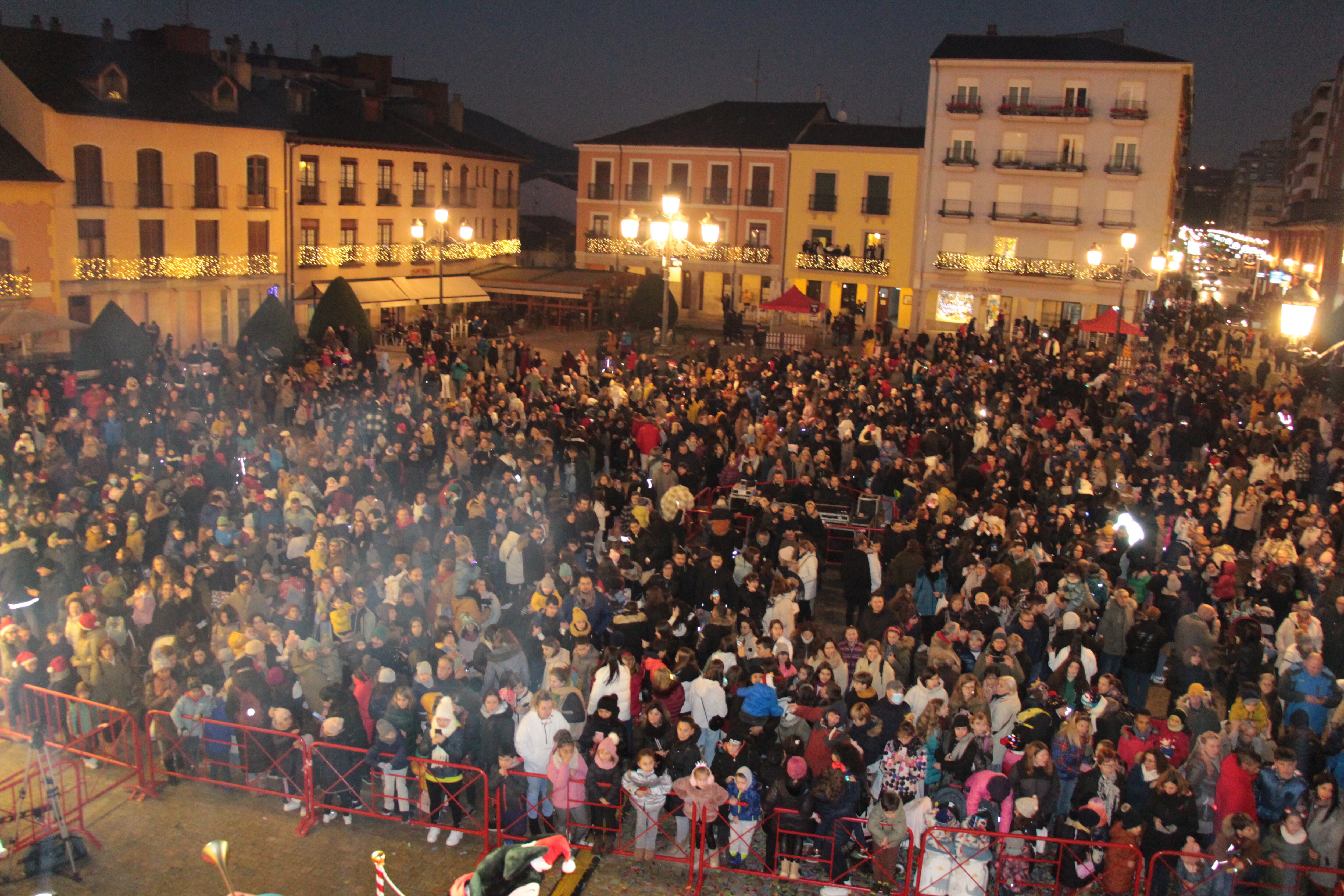 Cientos de personas acudieron al tradicional encendido de la iluminación navideña