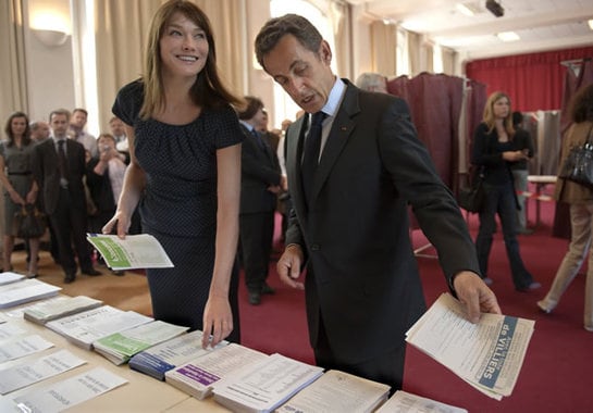 El presidente francés, Nicolas Sarkozy, ha acudido a votar junto a su esposa. El porcentaje de abstención en los comicios en Francia se situaba durante la tarde entre el 58% y el 60%, según los sondeos difundidos cuando faltaban dos horas para que cerraran los colegios electorales.