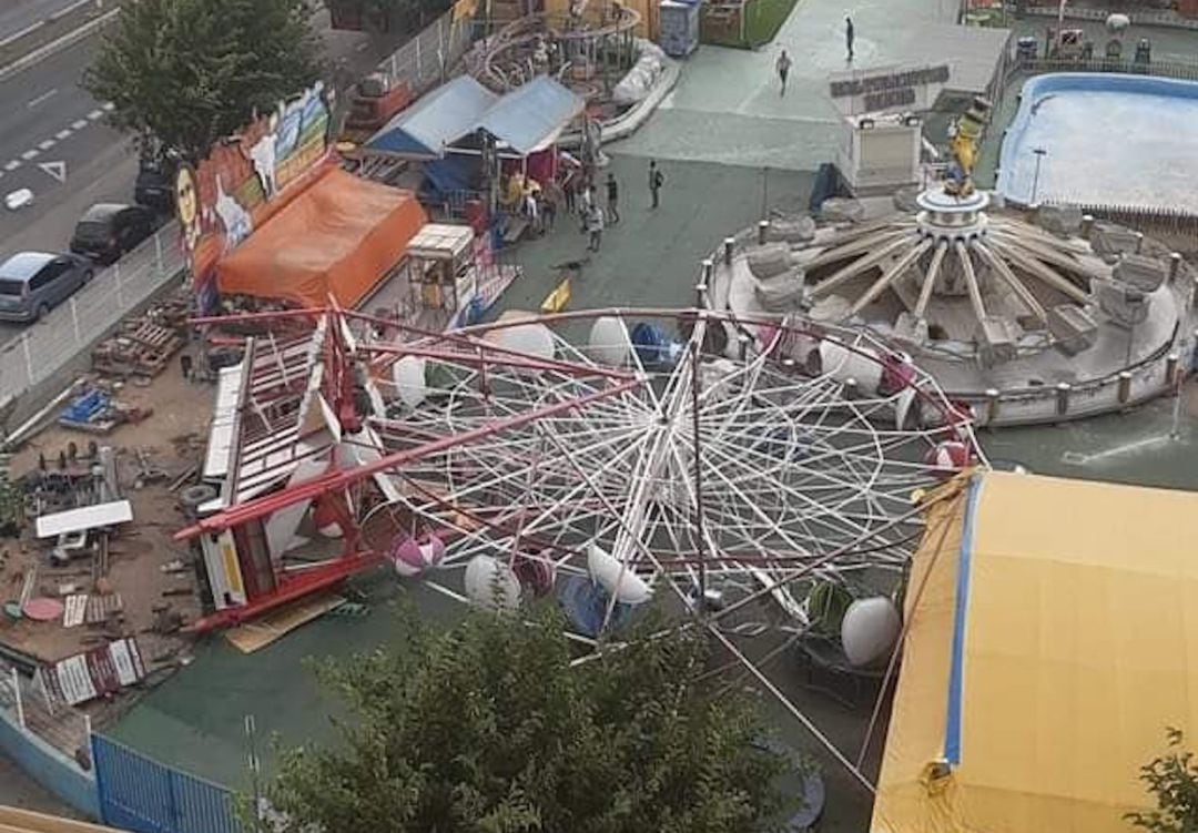 Las fuertes rachas de viento derriban una noria en Gandia.