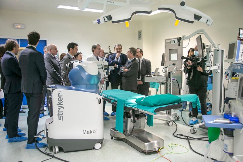 Autoridades en el acto de inauguración del brazo robótico &quot;Mako&quot; en el hospital general de Ciudad Real