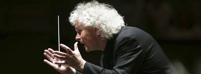 El director Sir Simon Rattle durante el concierto Europa celebrado por la Orquesta Filarmónica de Berlín