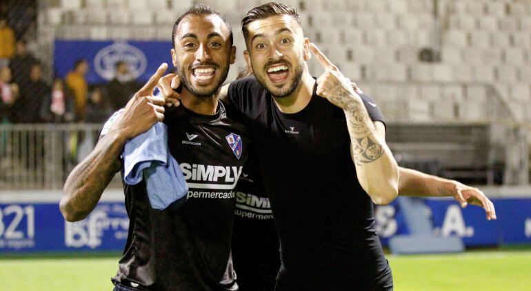 Los jugadores del Huesca Carlos Akapo y Luis Eduardo celebran el ascenso a Primera División tras ganar al Lugo por 0-2.