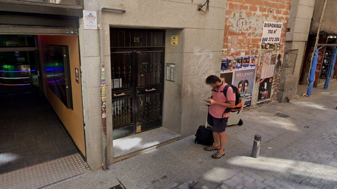 Un turista frente al número 15 de la calle Príncipe.