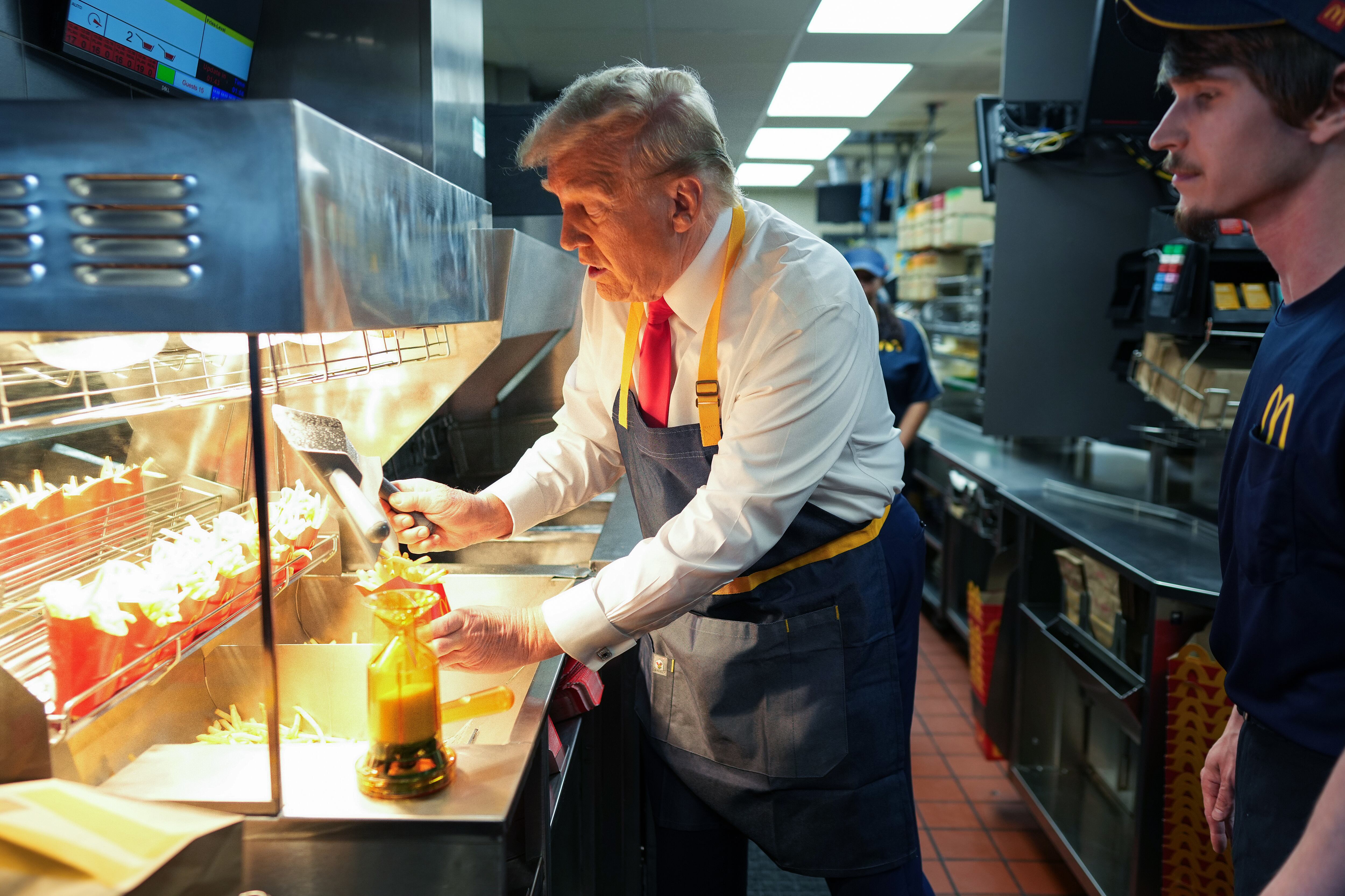 Donald Trump sirviendo patatas fritas en un McDonald&#039;s en el estado de Pensilvania.