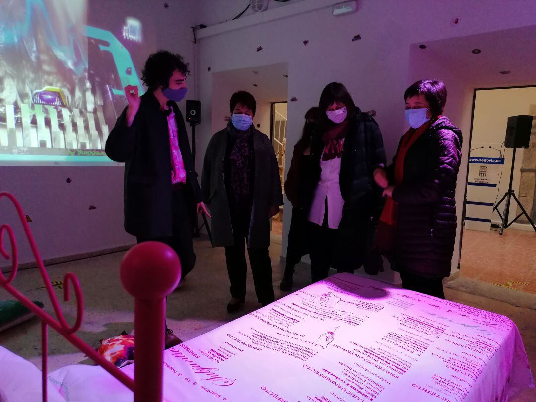 Clara Luquero, alcaldesa, y Gina Aguiar, concejala de Cultura, visinando una de las muestras de La Cárcel