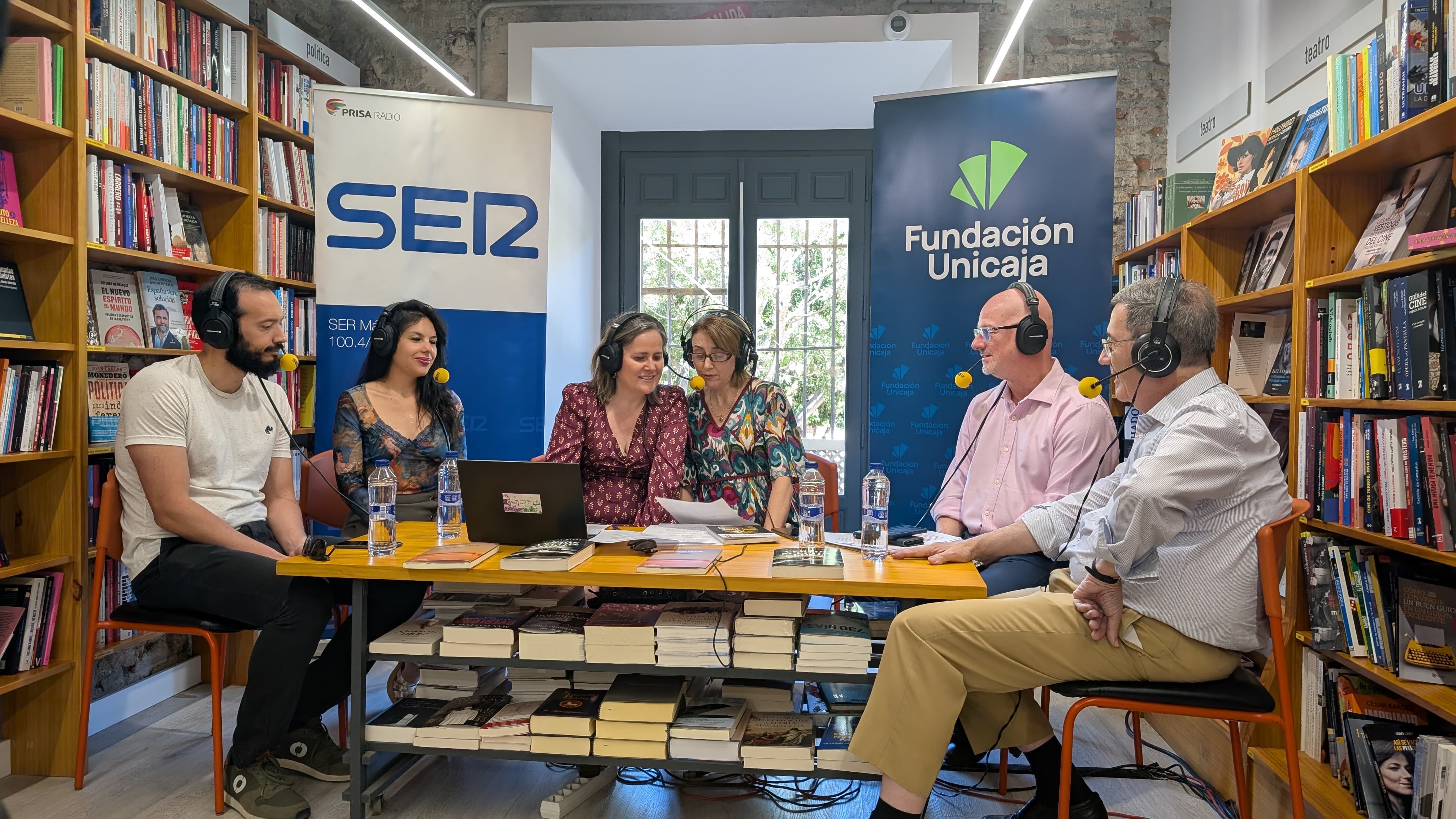 Hoy por Hoy Málaga con Fundación Unicaja desde librería Luces. En la imagen de izquierda a derecha: Rodrigo Blanco, Paloma Rivas, Esther Luque, Isabel Ladrón de Guevara, Francisco Cañadas y Elías de Mateo