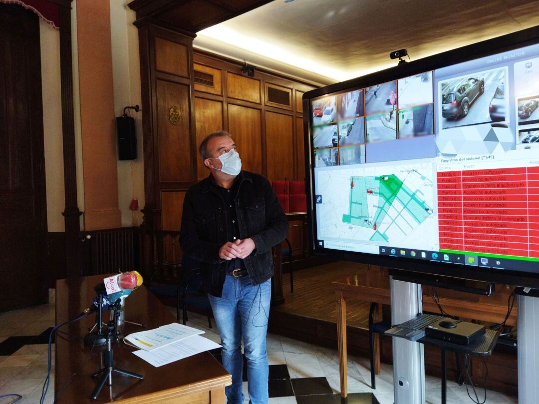 Jordi Martínez, edil de Movilidad, presentando el sistema de control con cámaras para el acceso a las áreas peatonales del Centro de Alcoy.