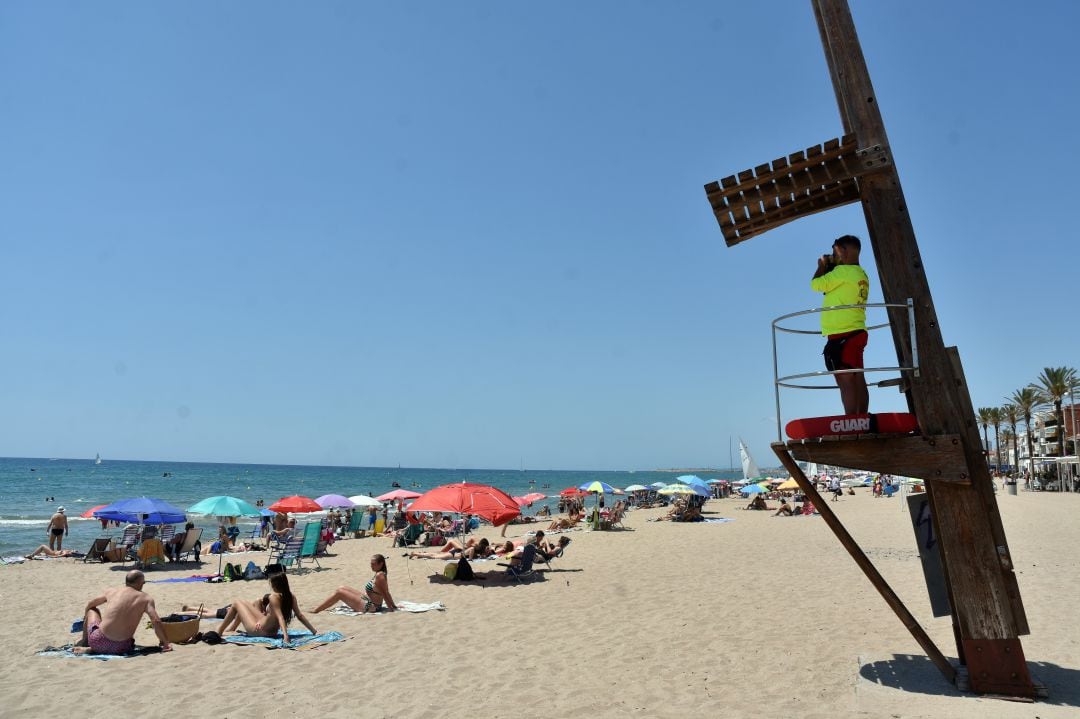 Un socorrista del Plan Copla en una playa de la Región