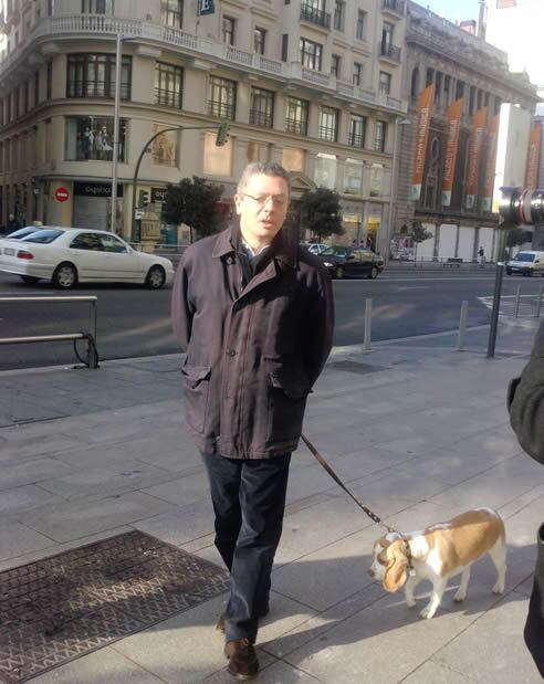 Días antes de la celebración del centenario de la Gran Vía 'pillamos' al alcalde de Madrid paseando a su perro