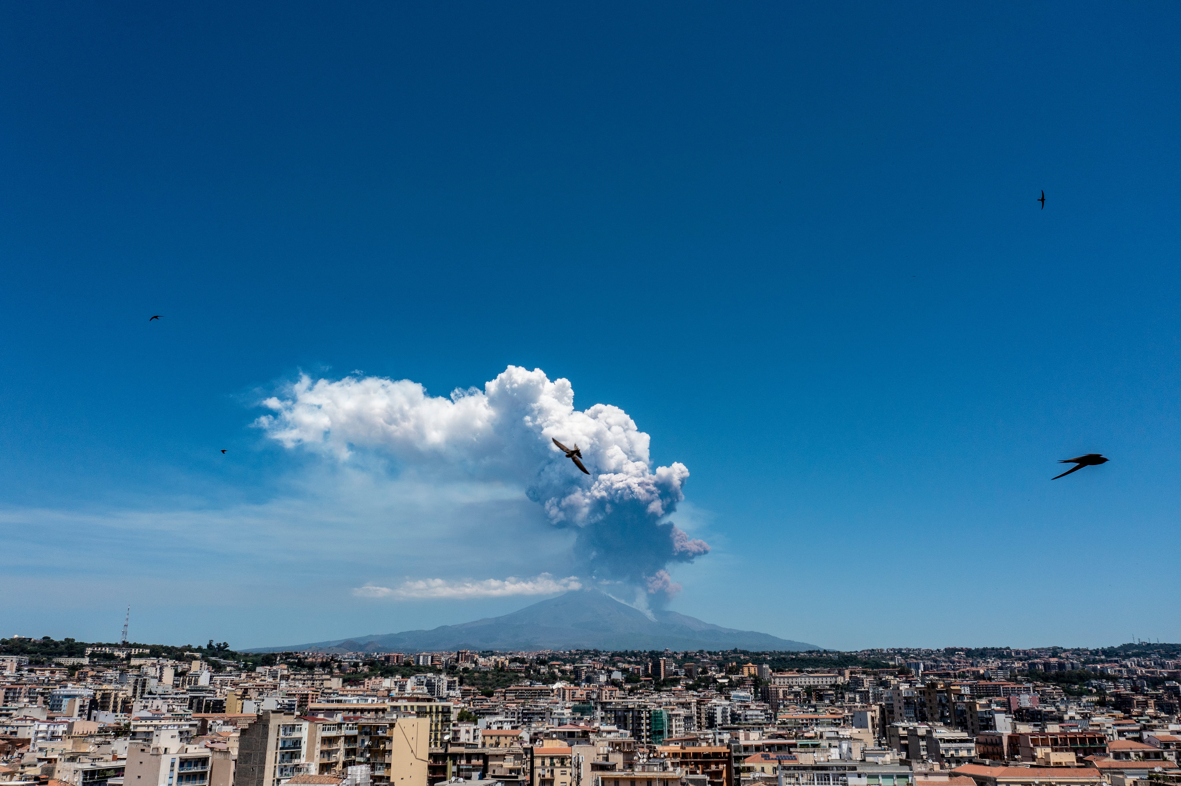 La vista de la erupción del volcán Etna del 2 de junio de 2025, en Catania, Italia. Fabrizio Villa/Getty Images.