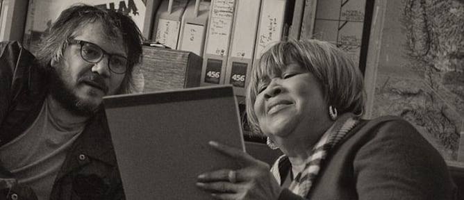 Mavis Staples y Jeff Tweedy durante la grabación del disco de la cantante de Chicago